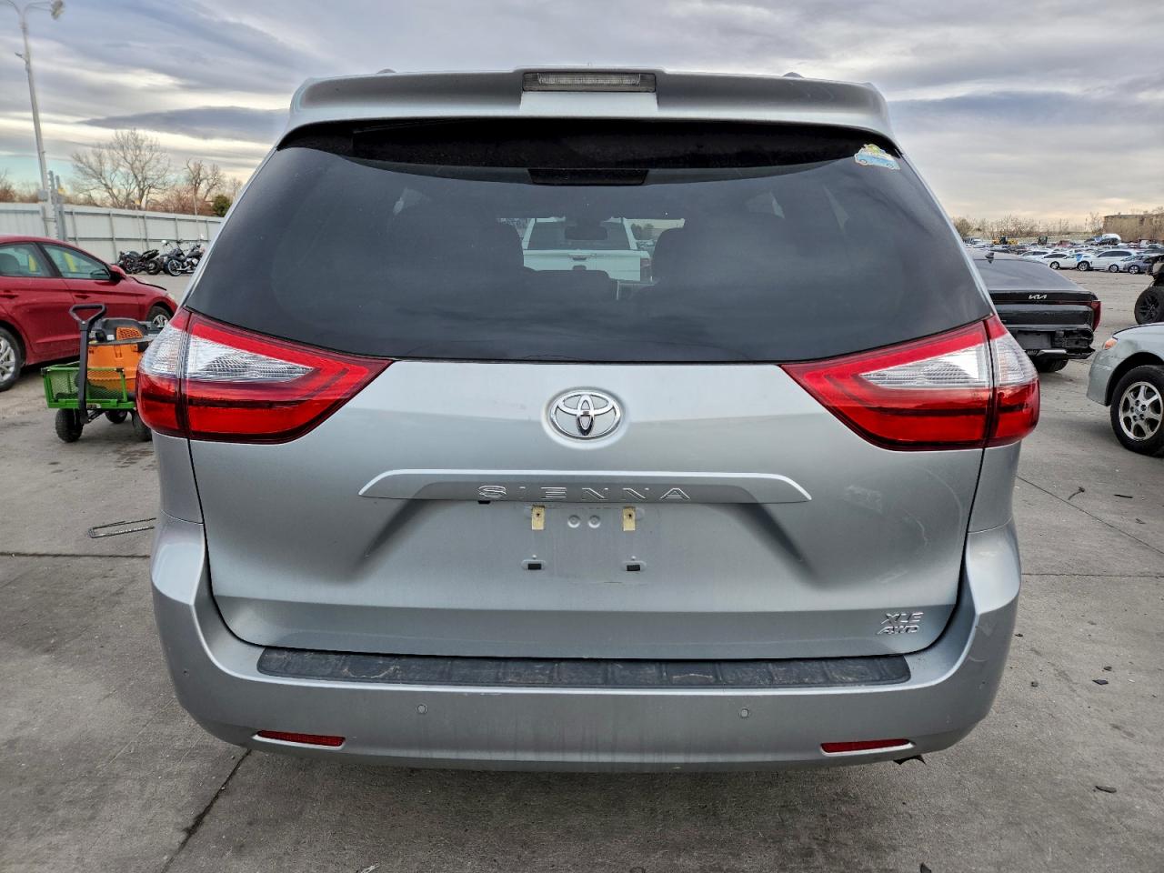 2020 TOYOTA SIENNA XLE photo 21