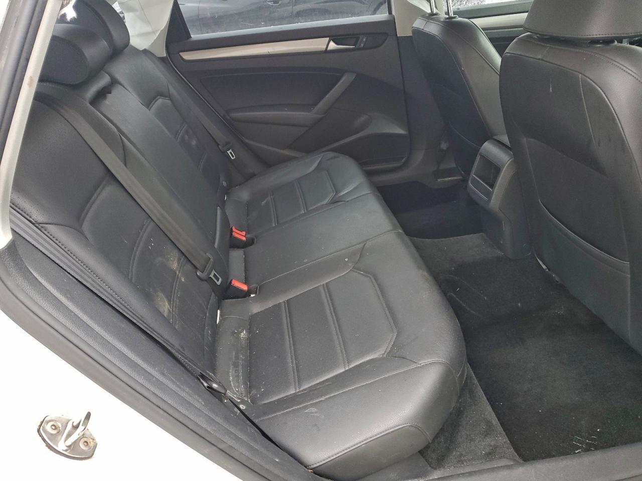 2015 VOLKSWAGEN PASSAT S photo 10