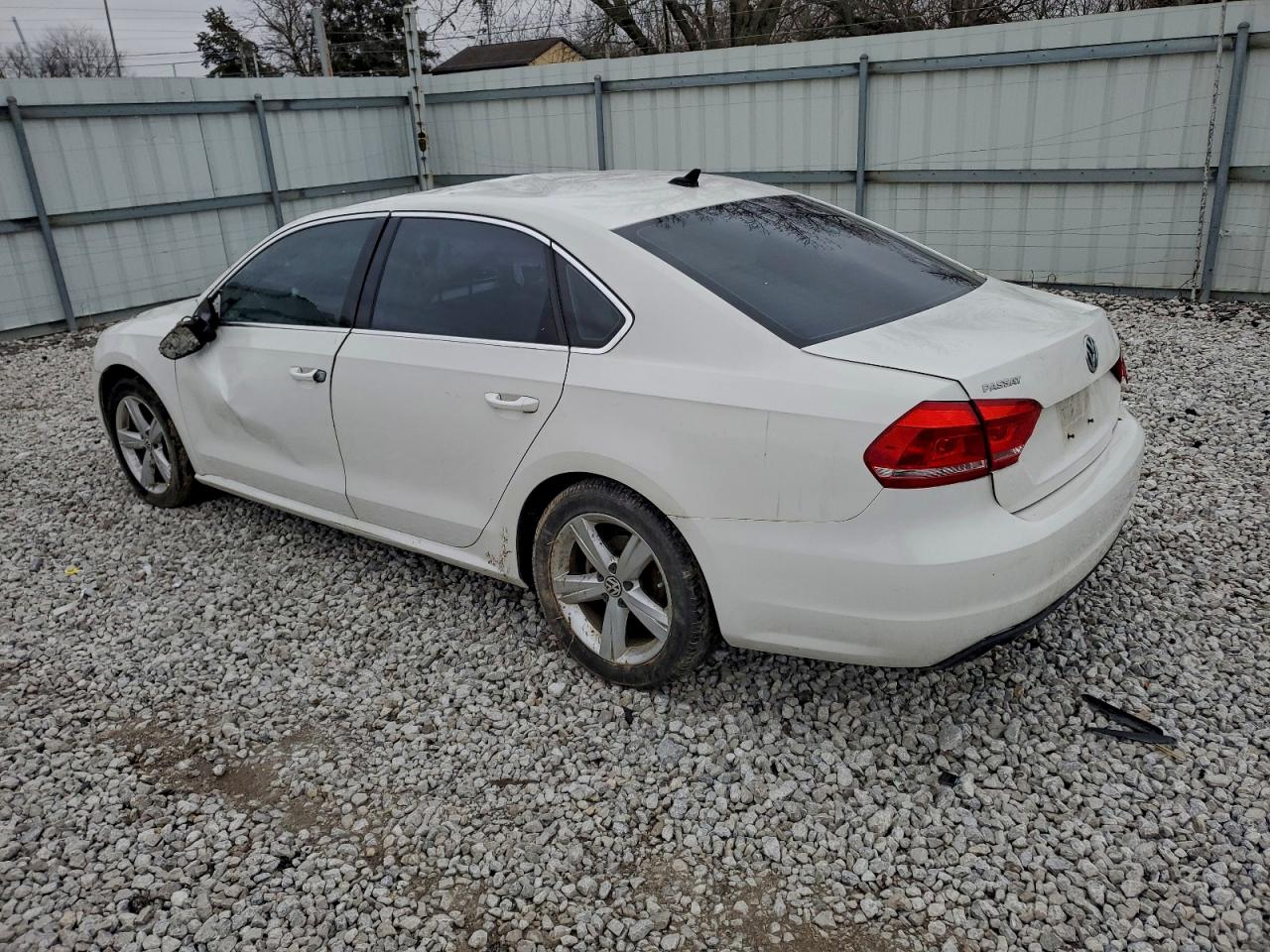 2015 VOLKSWAGEN PASSAT S photo 2