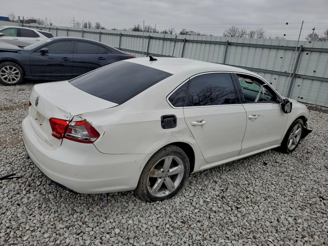 2015 VOLKSWAGEN PASSAT S photo 3