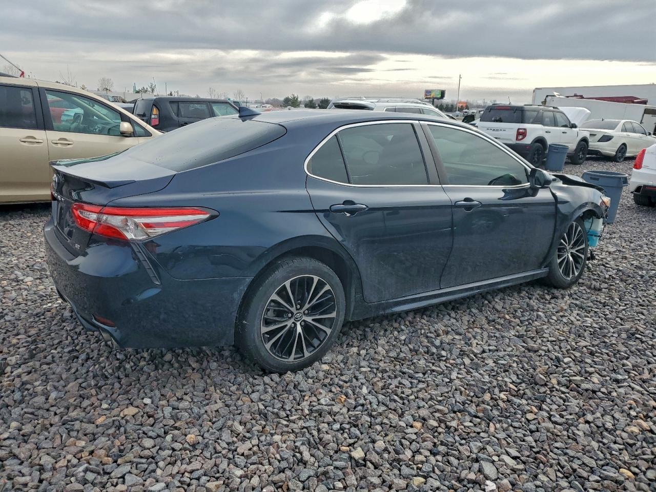 2019 TOYOTA CAMRY L photo 3