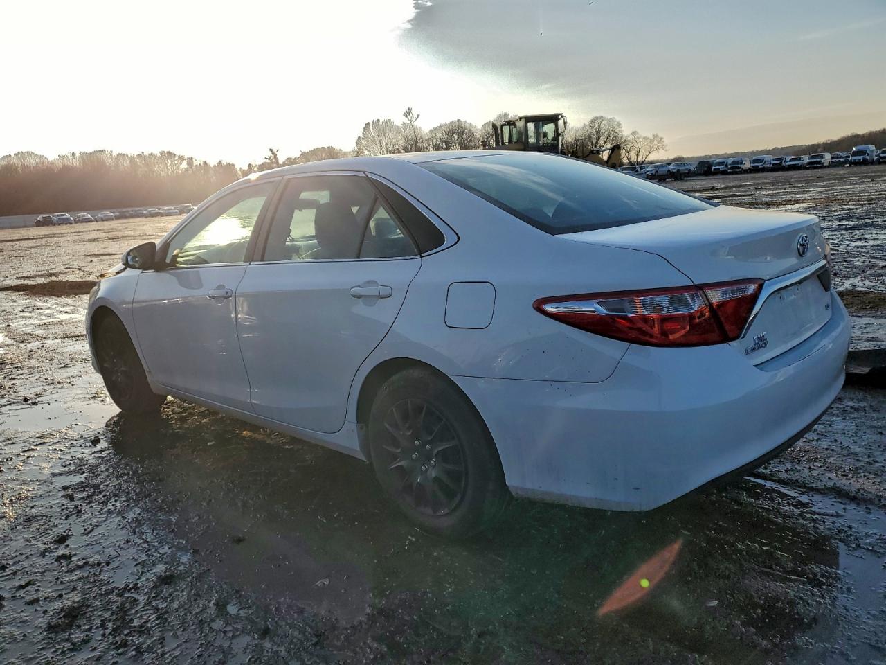 2015 TOYOTA CAMRY LE photo 3