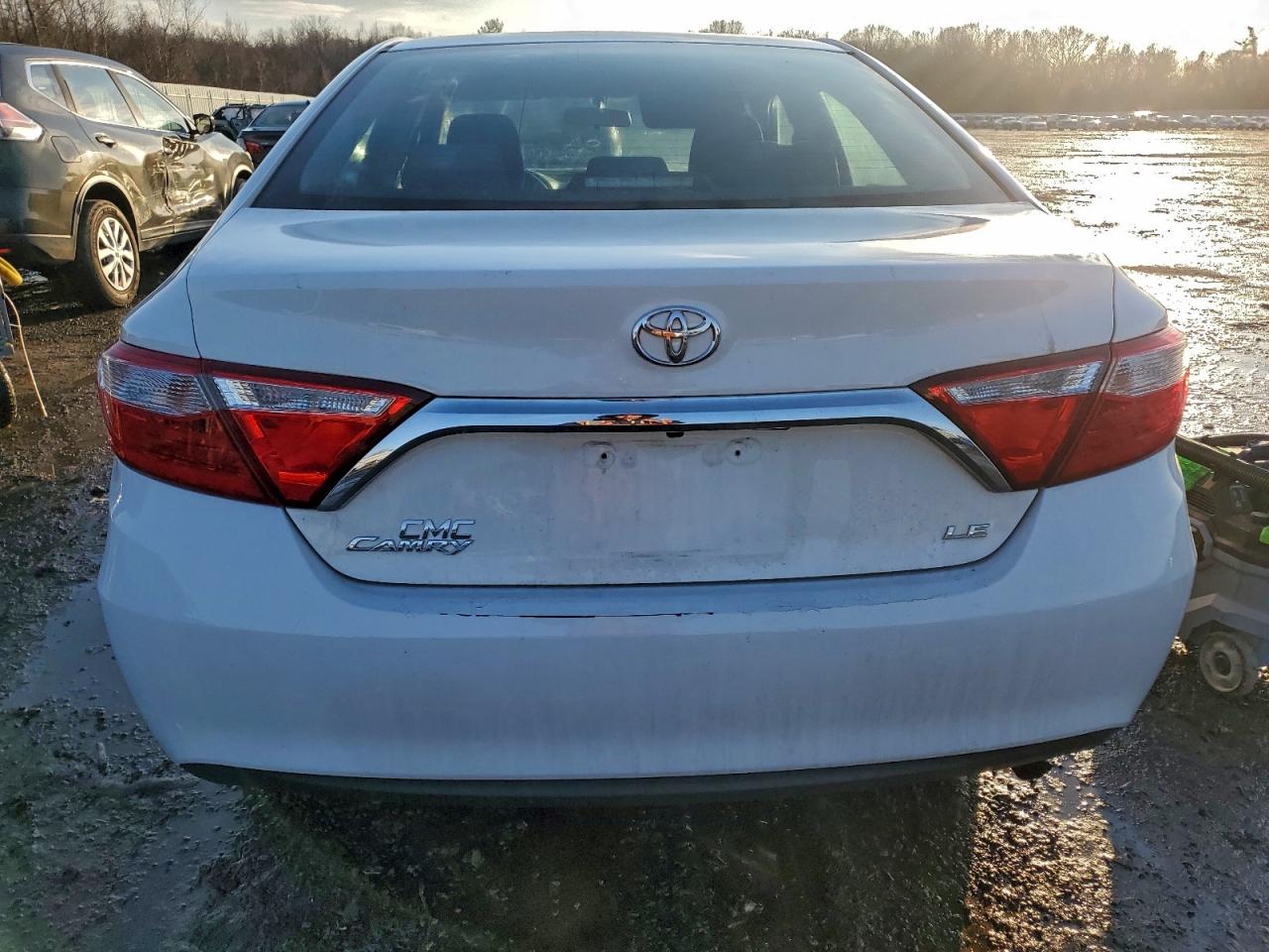 2015 TOYOTA CAMRY LE photo 11