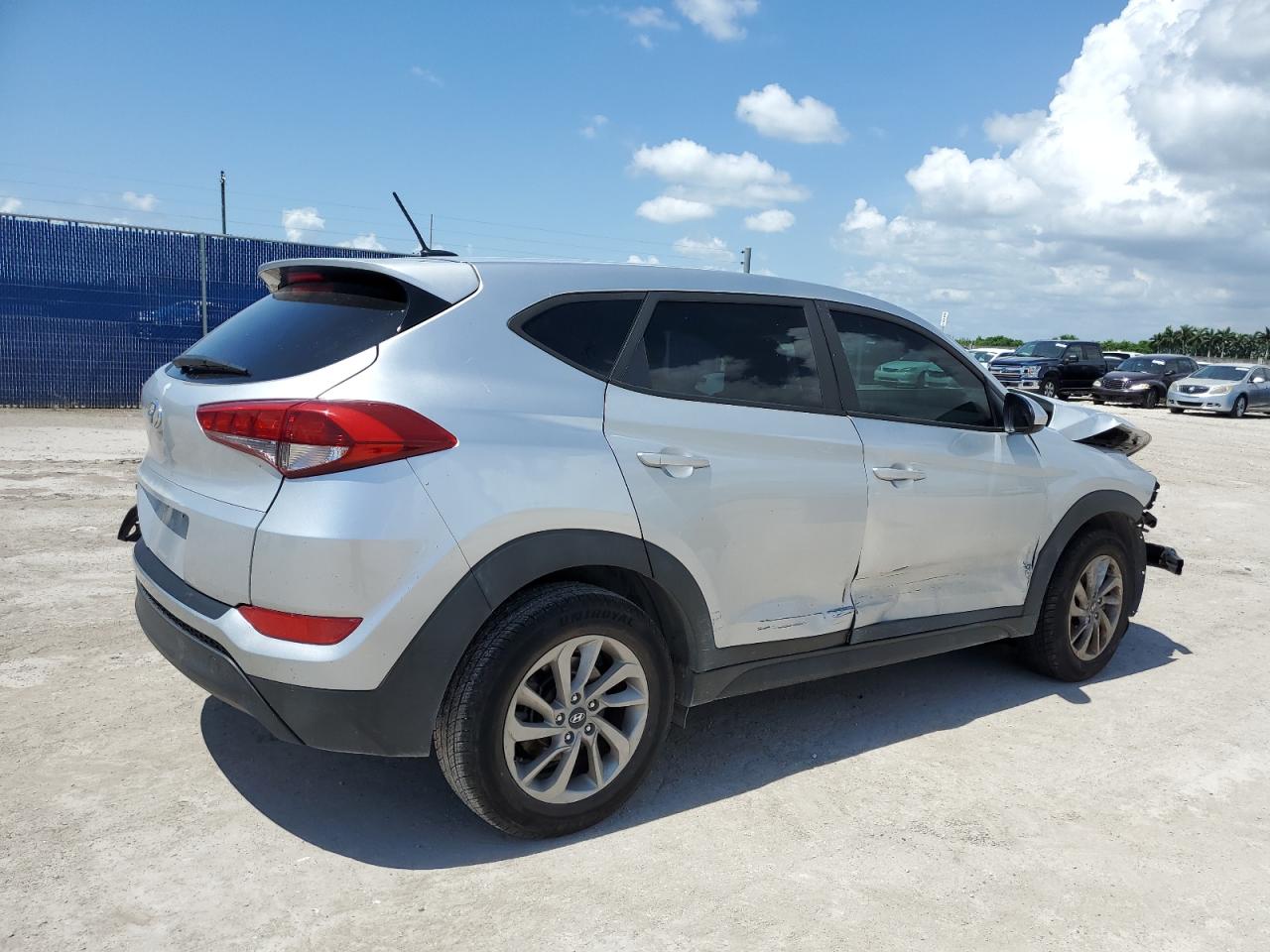 2017 HYUNDAI TUCSON SE photo 5
