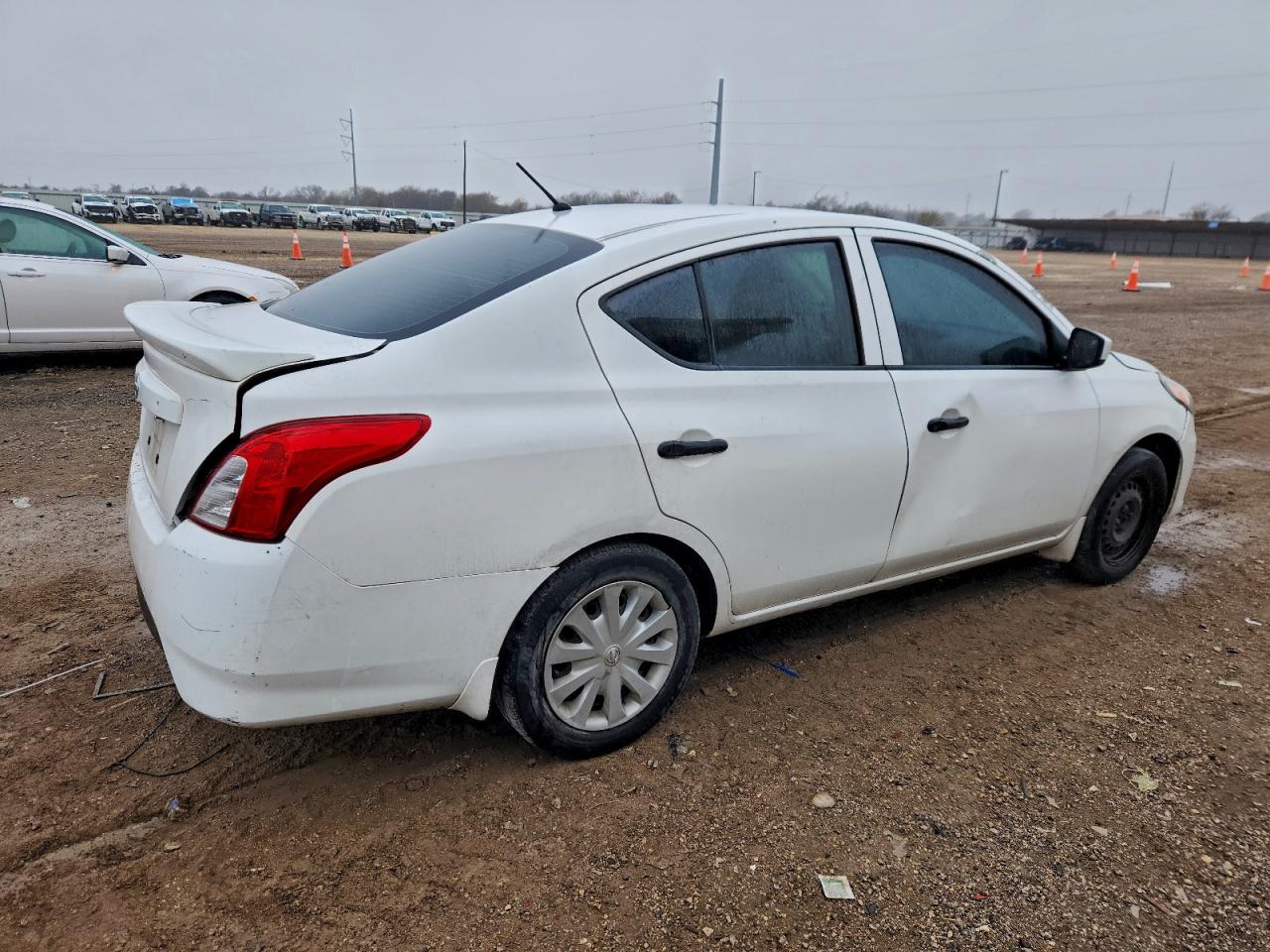 2018 NISSAN VERSA S photo 3