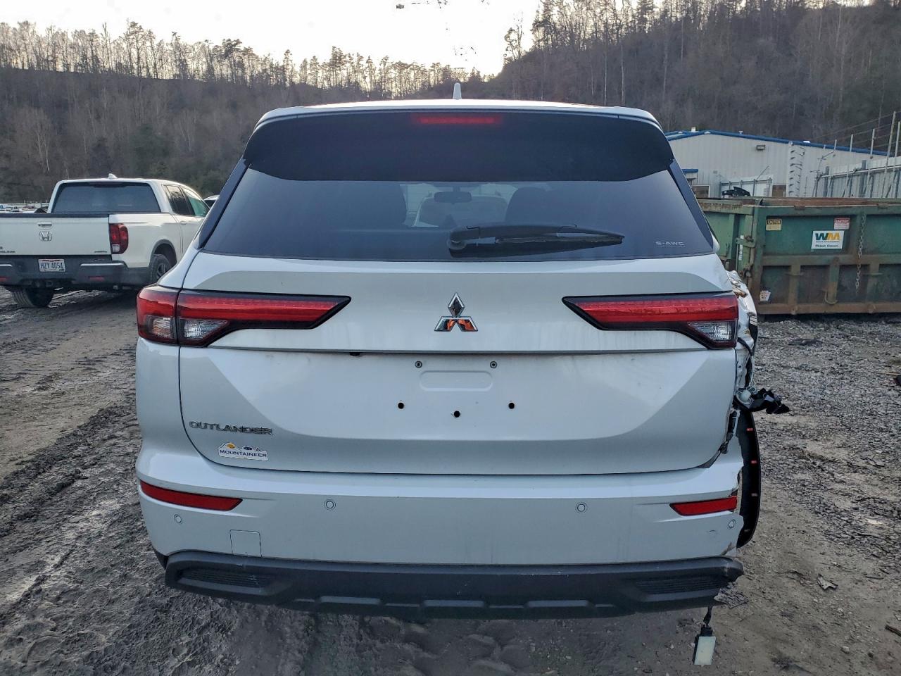 2024 MITSUBISHI OUTLANDER ES photo 6