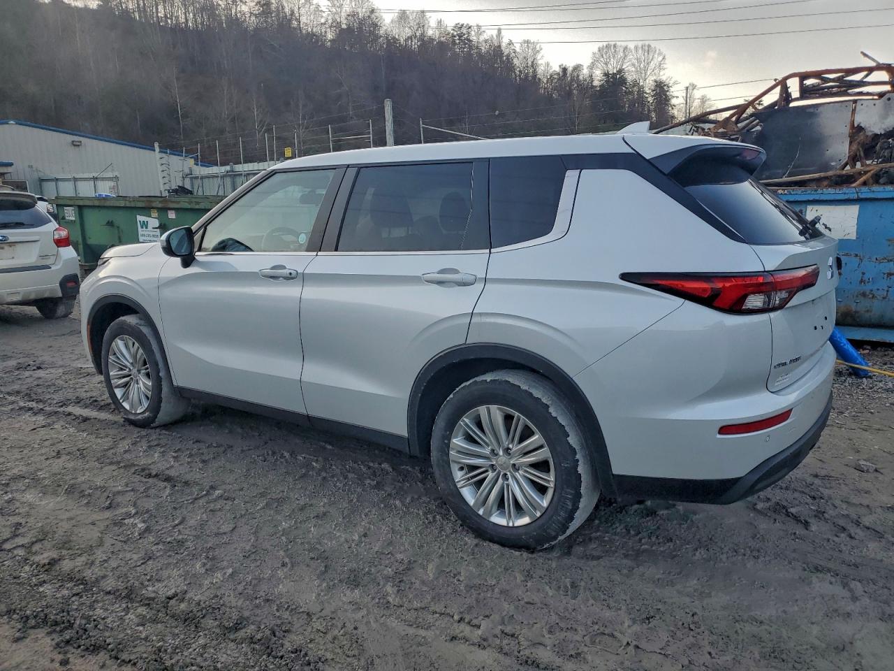 2024 MITSUBISHI OUTLANDER ES photo 2