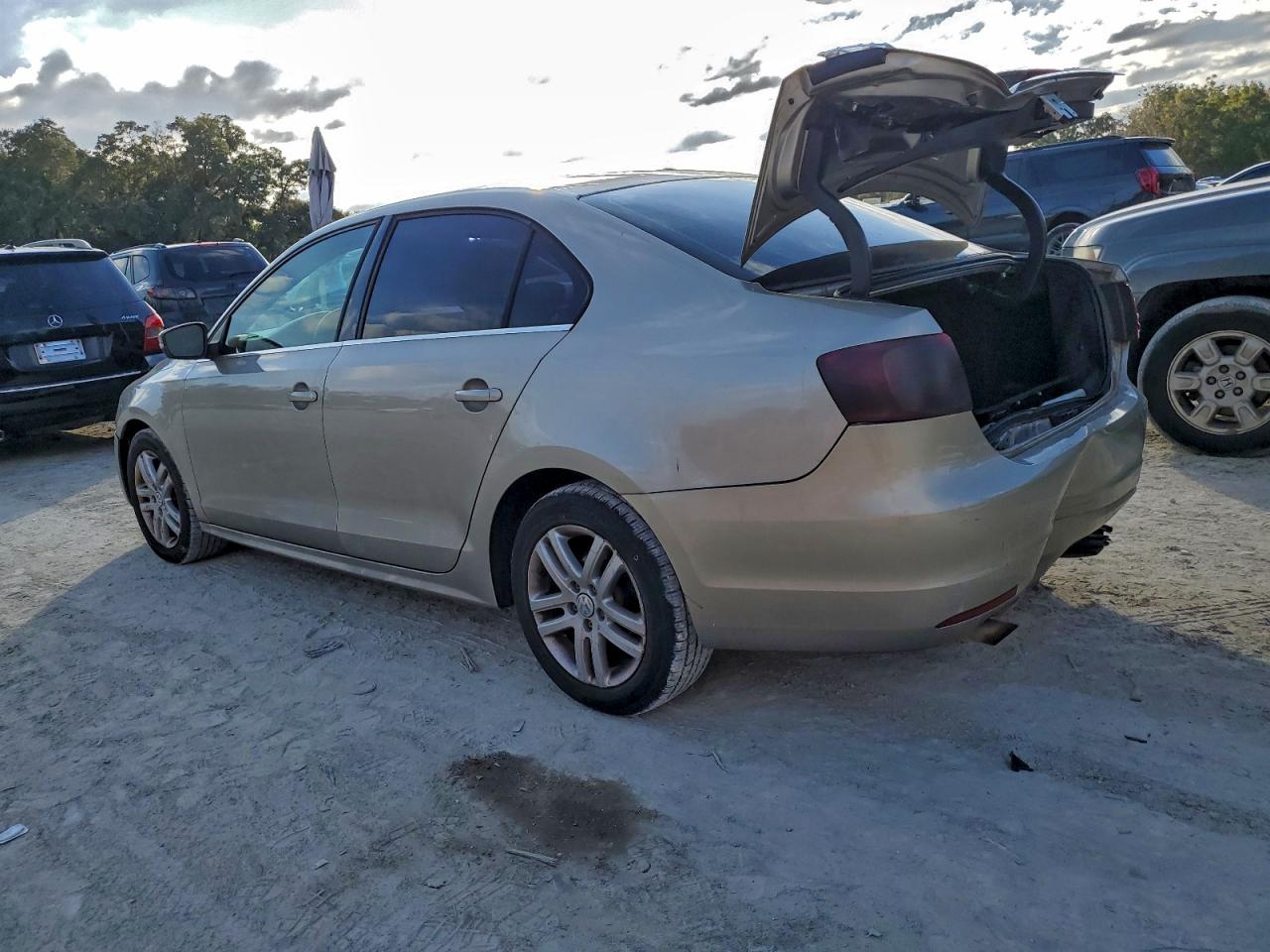 2013 VOLKSWAGEN JETTA SE photo 2