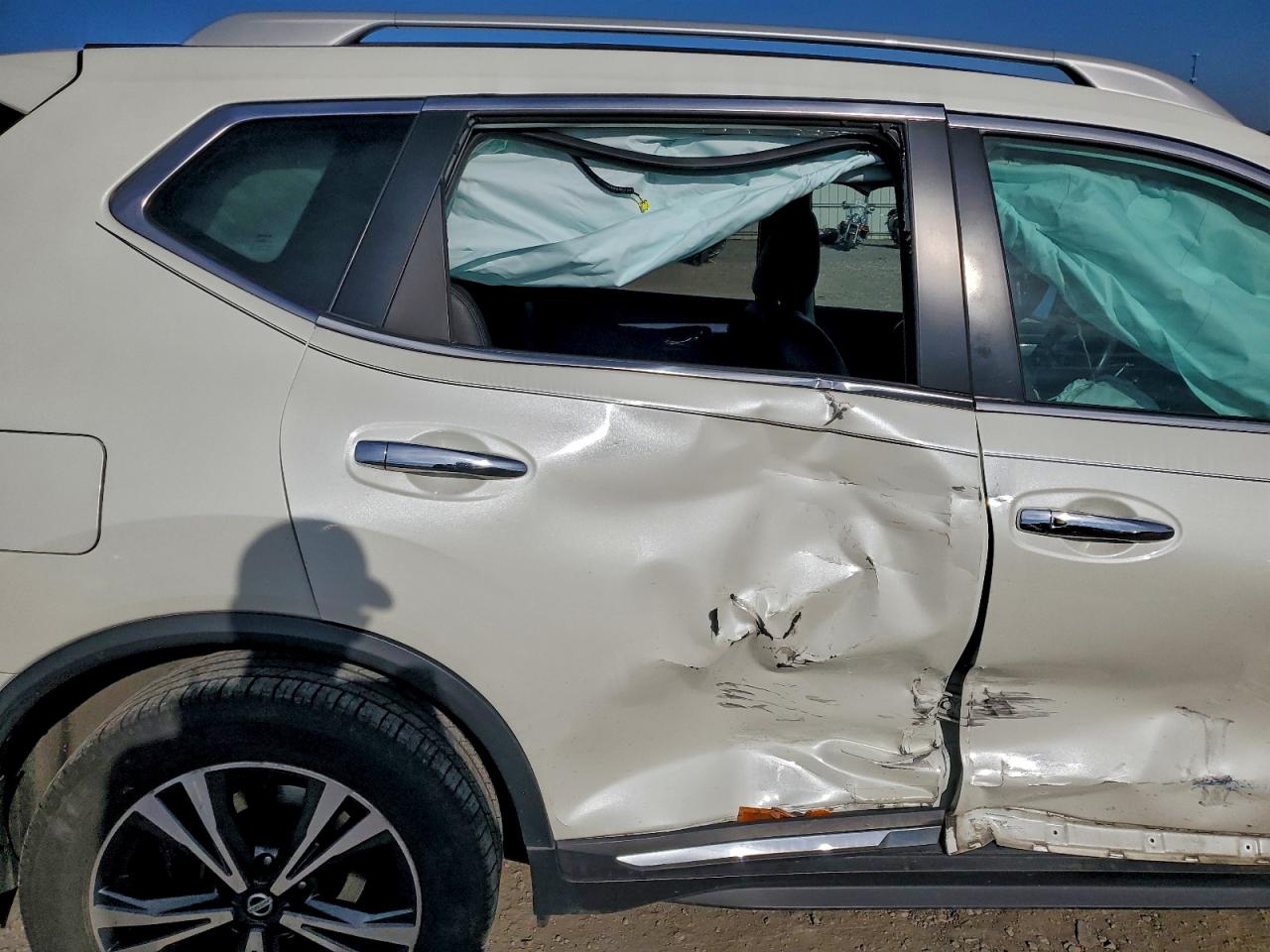 2017 NISSAN ROGUE SV photo 21