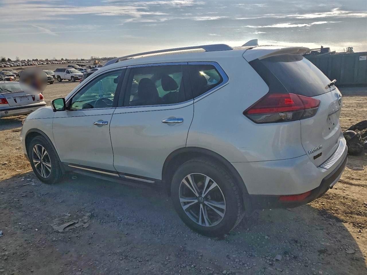 2017 NISSAN ROGUE SV photo 3