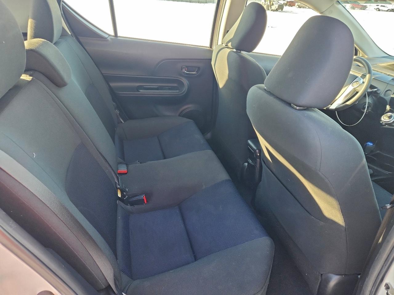 2015 TOYOTA PRIUS C photo 10