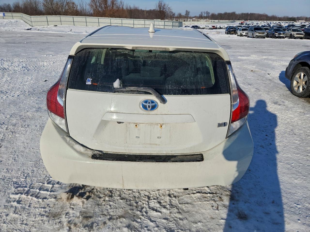 2015 TOYOTA PRIUS C photo 6
