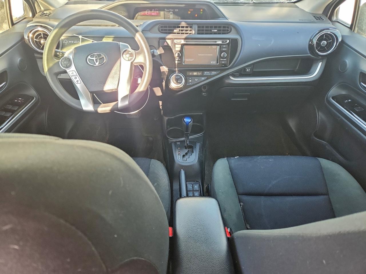 2015 TOYOTA PRIUS C photo 8