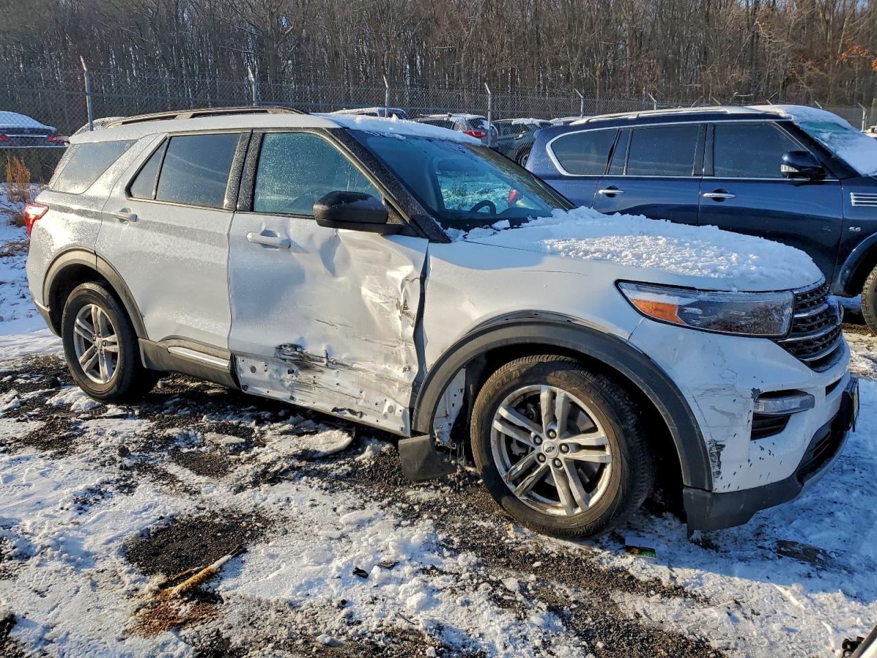 2023 FORD EXPLORER XLT photo 4