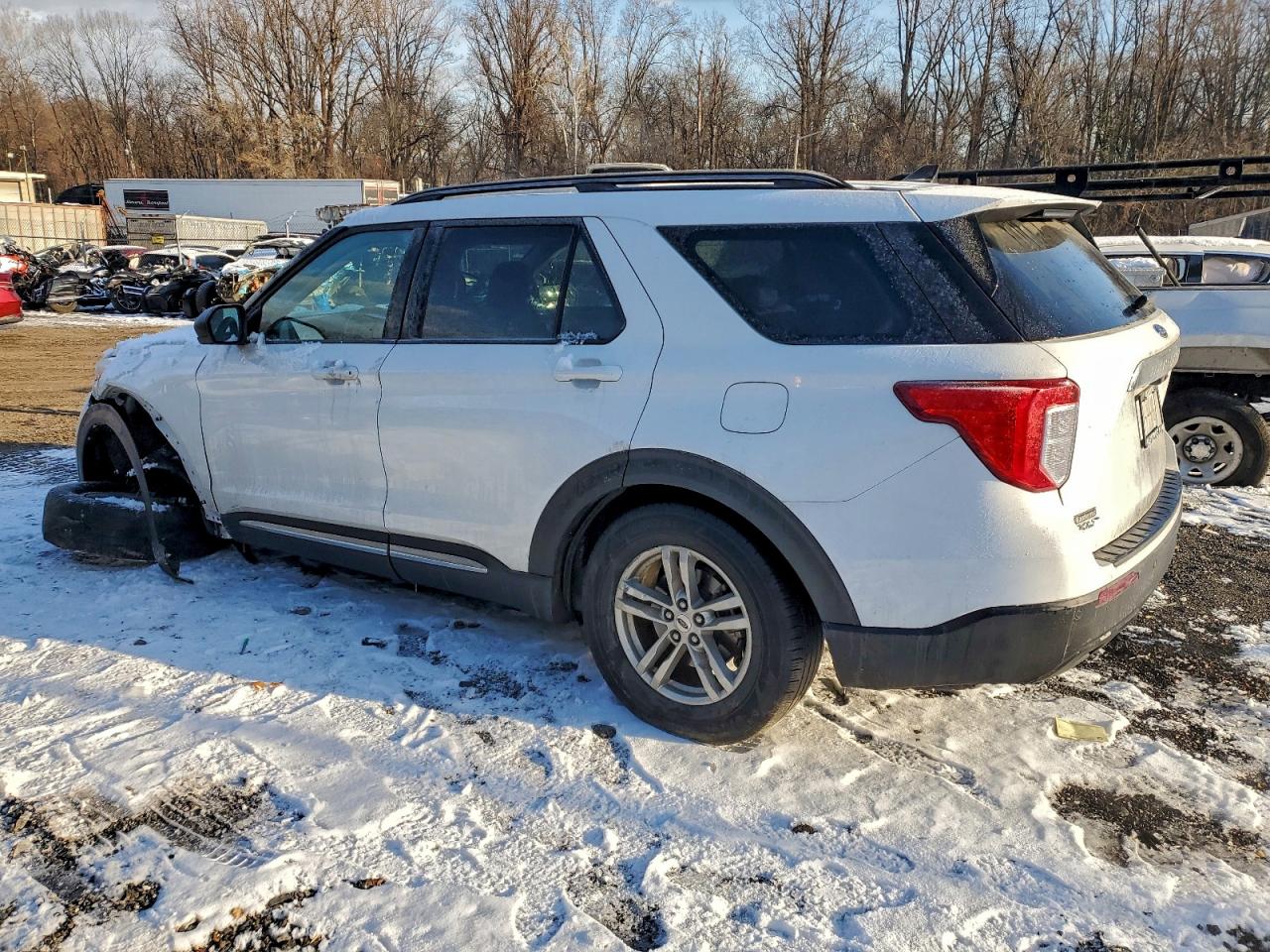 2023 FORD EXPLORER XLT photo 2