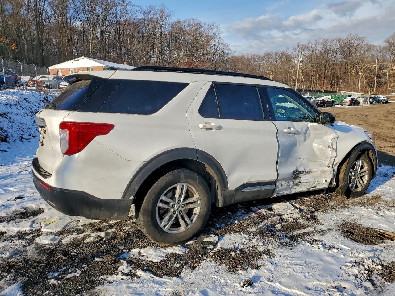 2023 FORD EXPLORER XLT photo 3