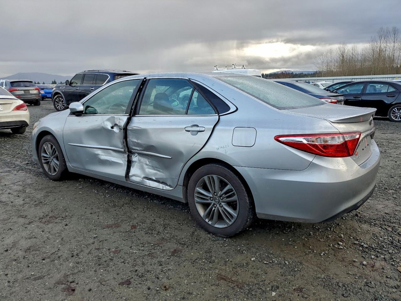 2017 TOYOTA CAMRY LE photo 2