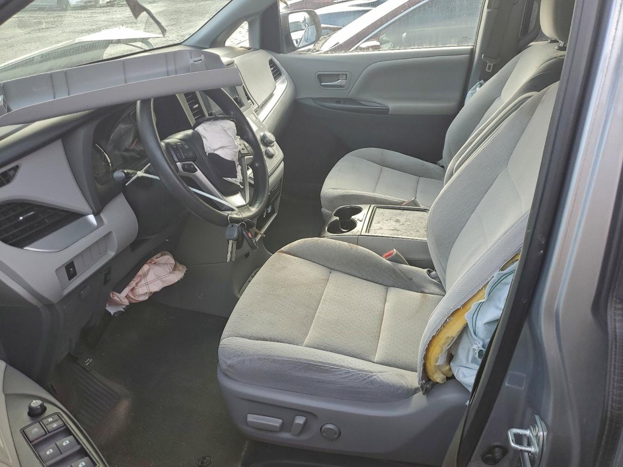 2015 TOYOTA SIENNA LE photo 19