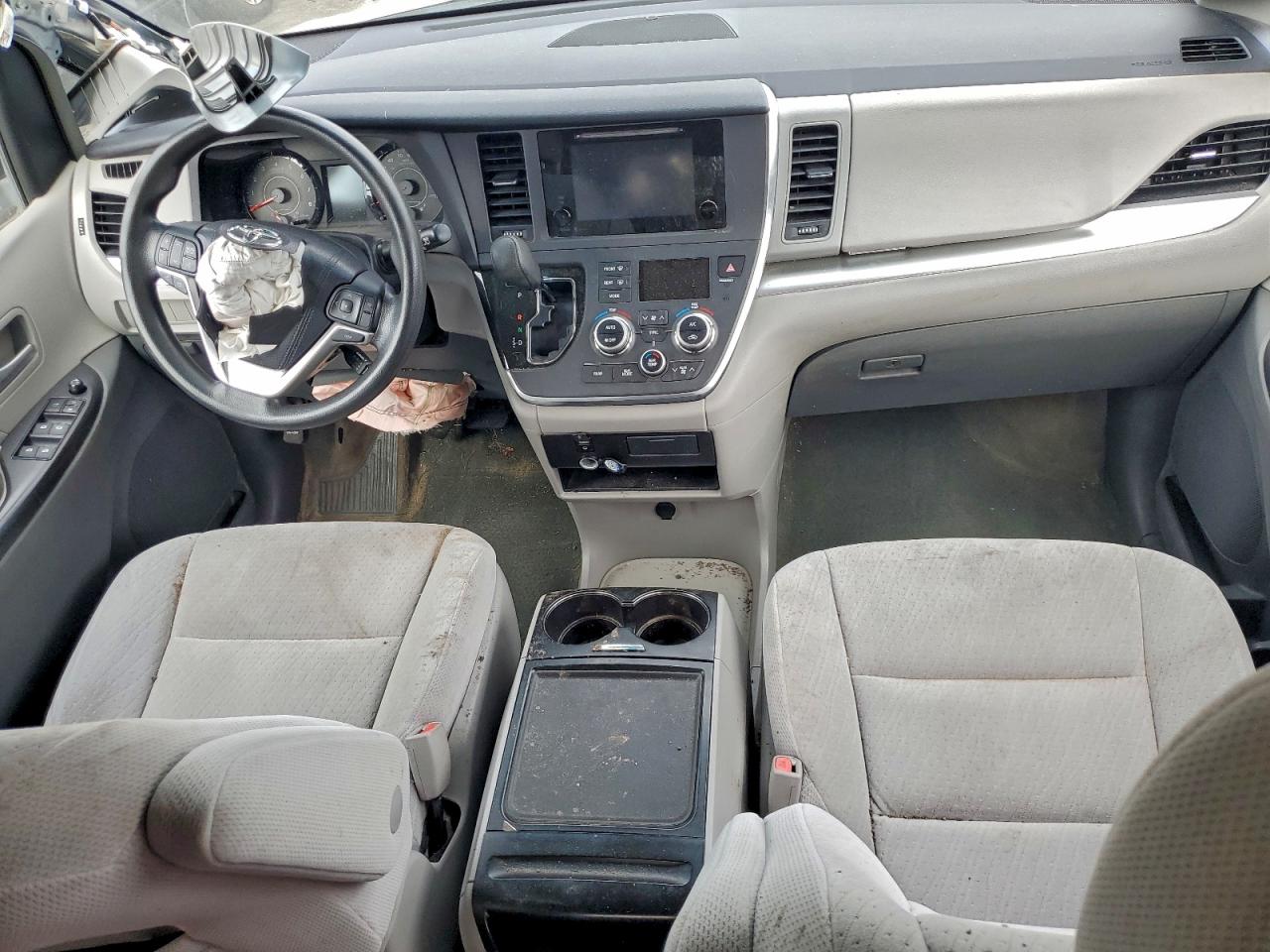 2015 TOYOTA SIENNA LE photo 22