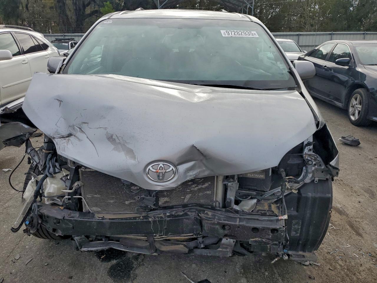 2015 TOYOTA SIENNA LE photo 13