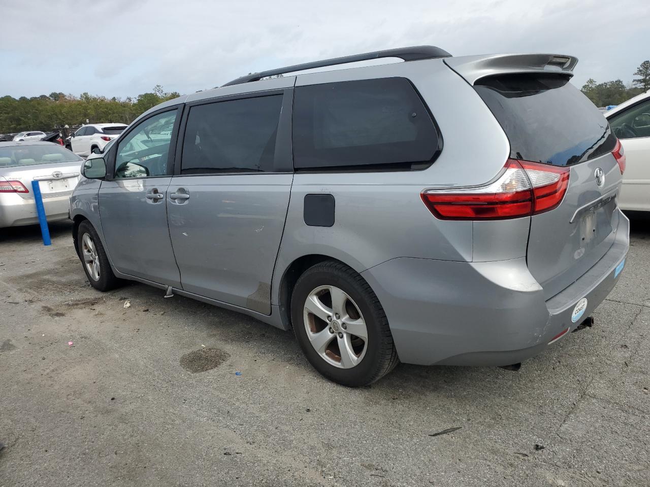 2015 TOYOTA SIENNA LE photo 4