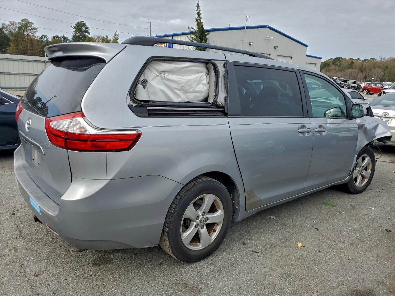 2015 TOYOTA SIENNA LE photo 7