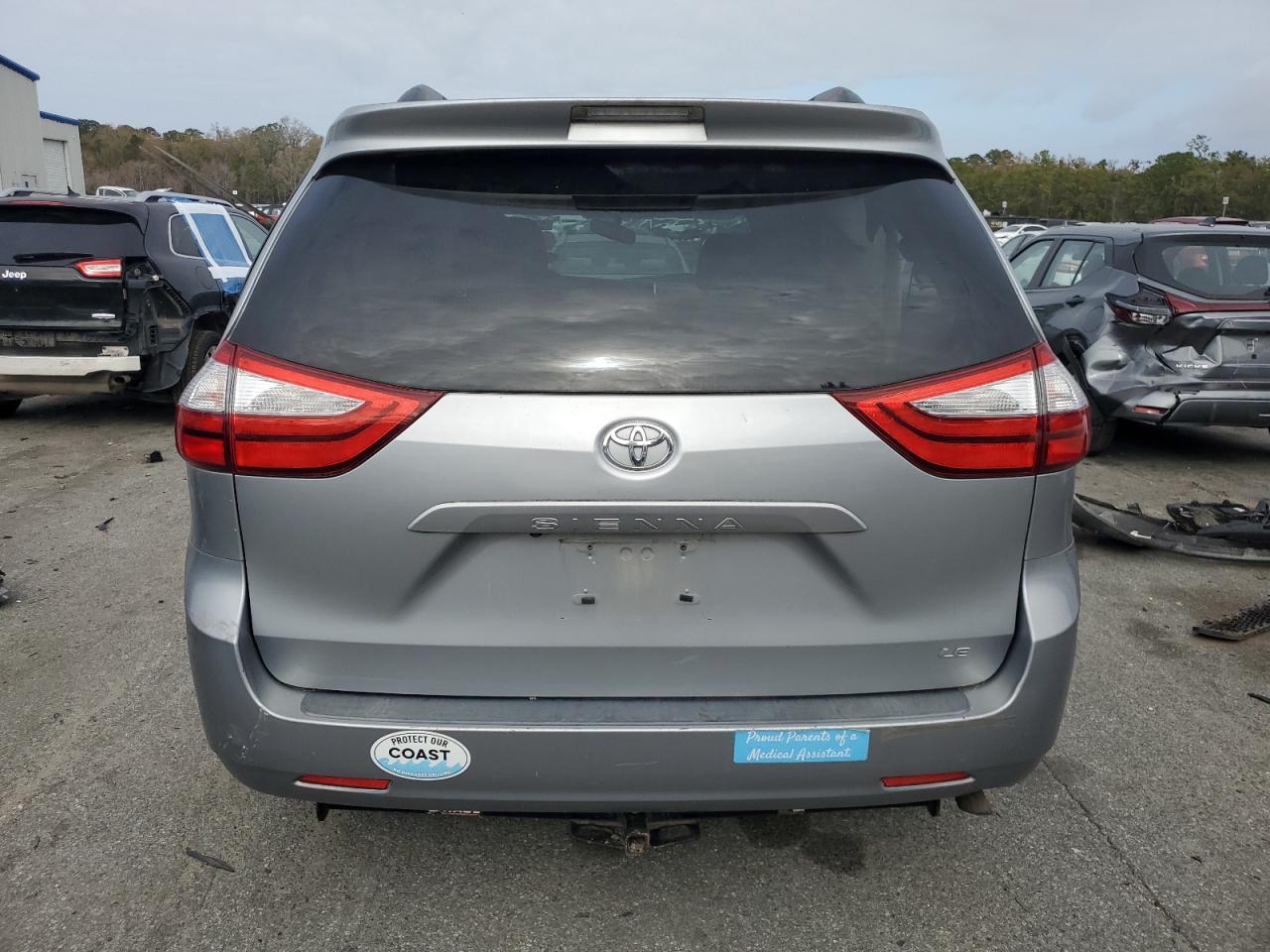 2015 TOYOTA SIENNA LE photo 16