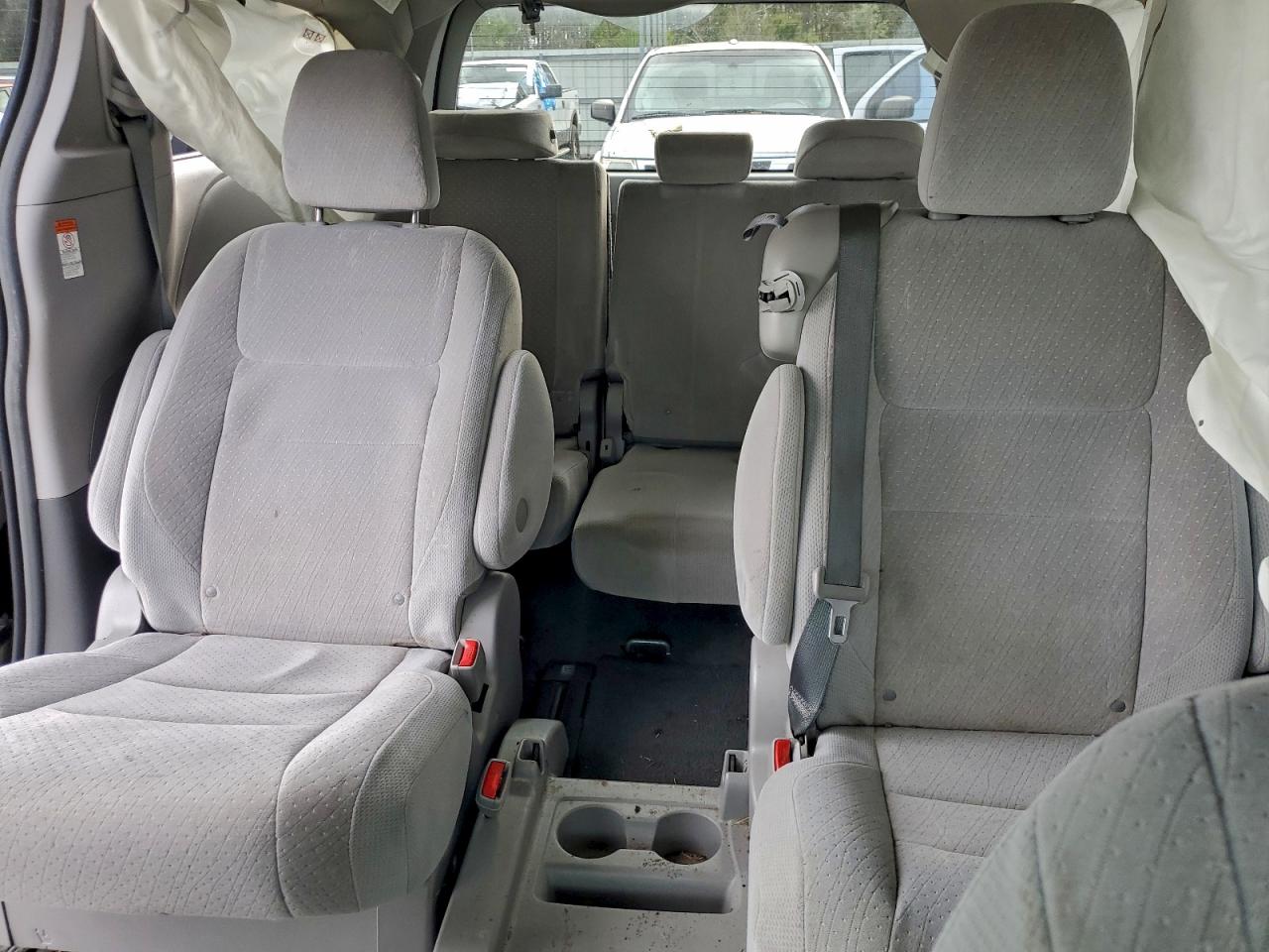 2015 TOYOTA SIENNA LE photo 28