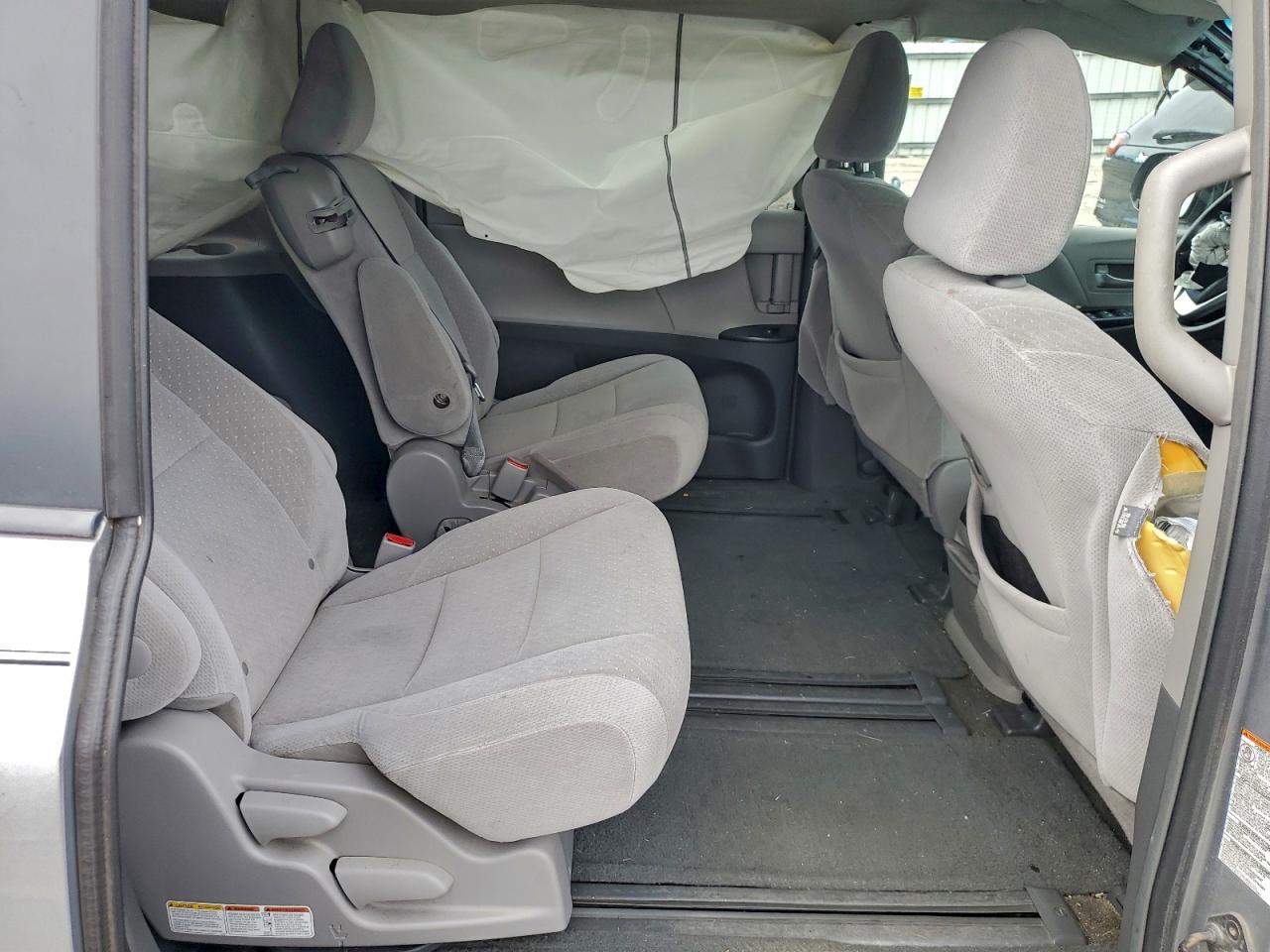 2015 TOYOTA SIENNA LE photo 31