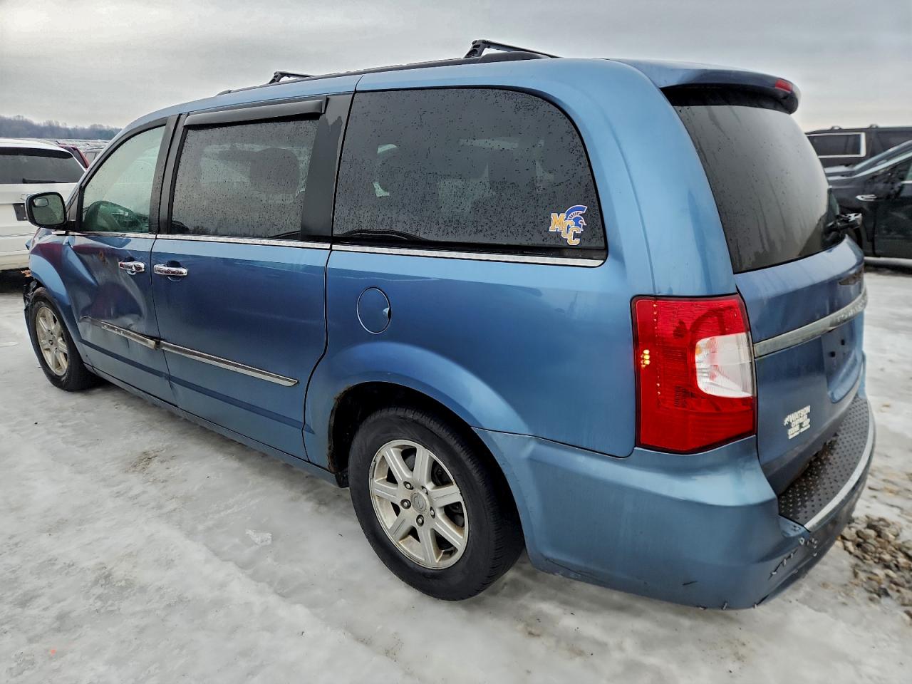 2011 CHRYSLER TOWN & COUNTRY TOURING photo 2