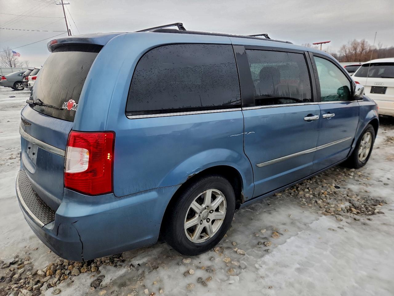 2011 CHRYSLER TOWN & COUNTRY TOURING photo 3