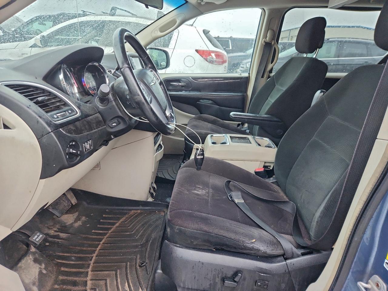 2011 CHRYSLER TOWN & COUNTRY TOURING photo 7