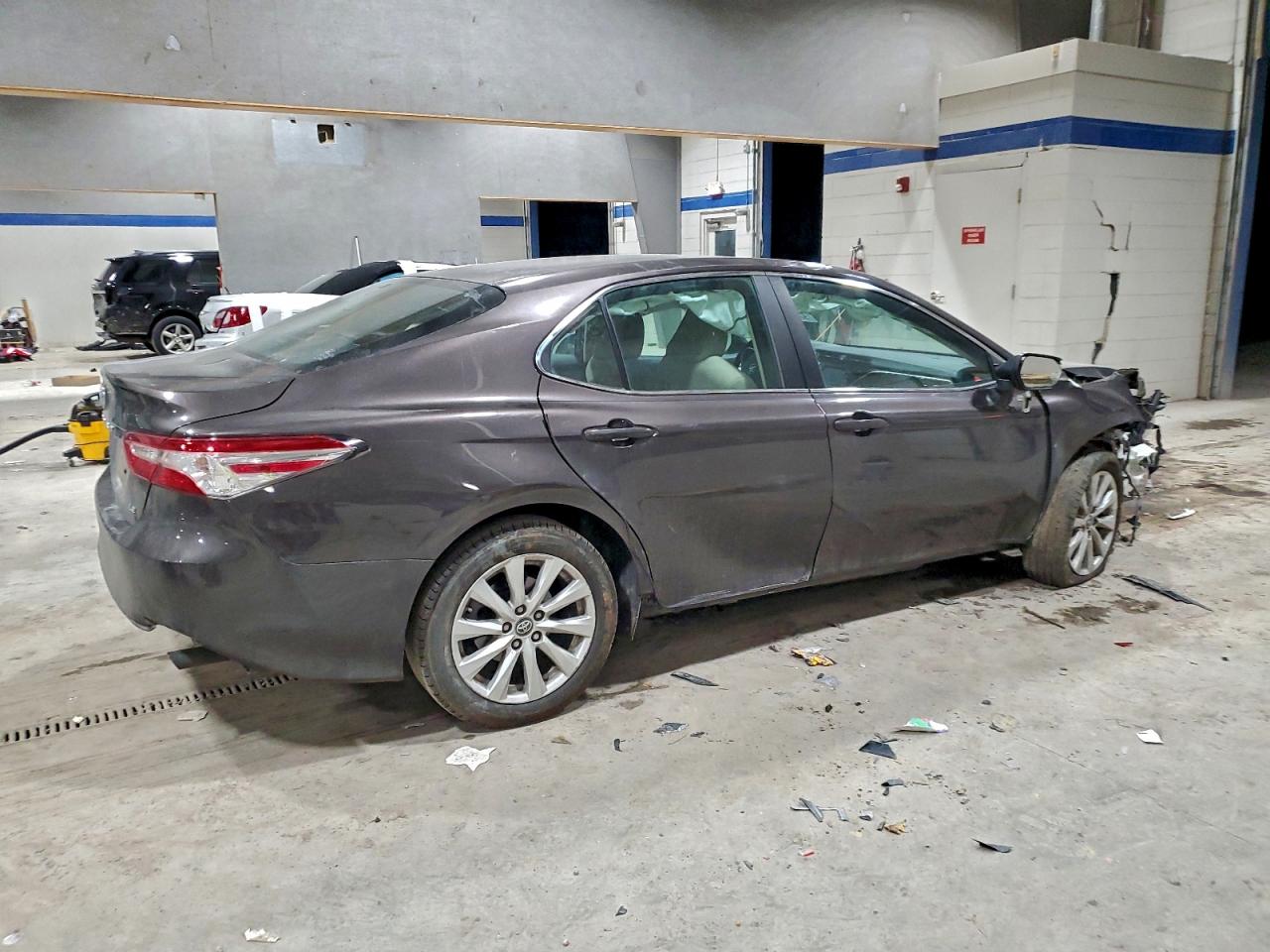 2018 TOYOTA CAMRY L photo 3