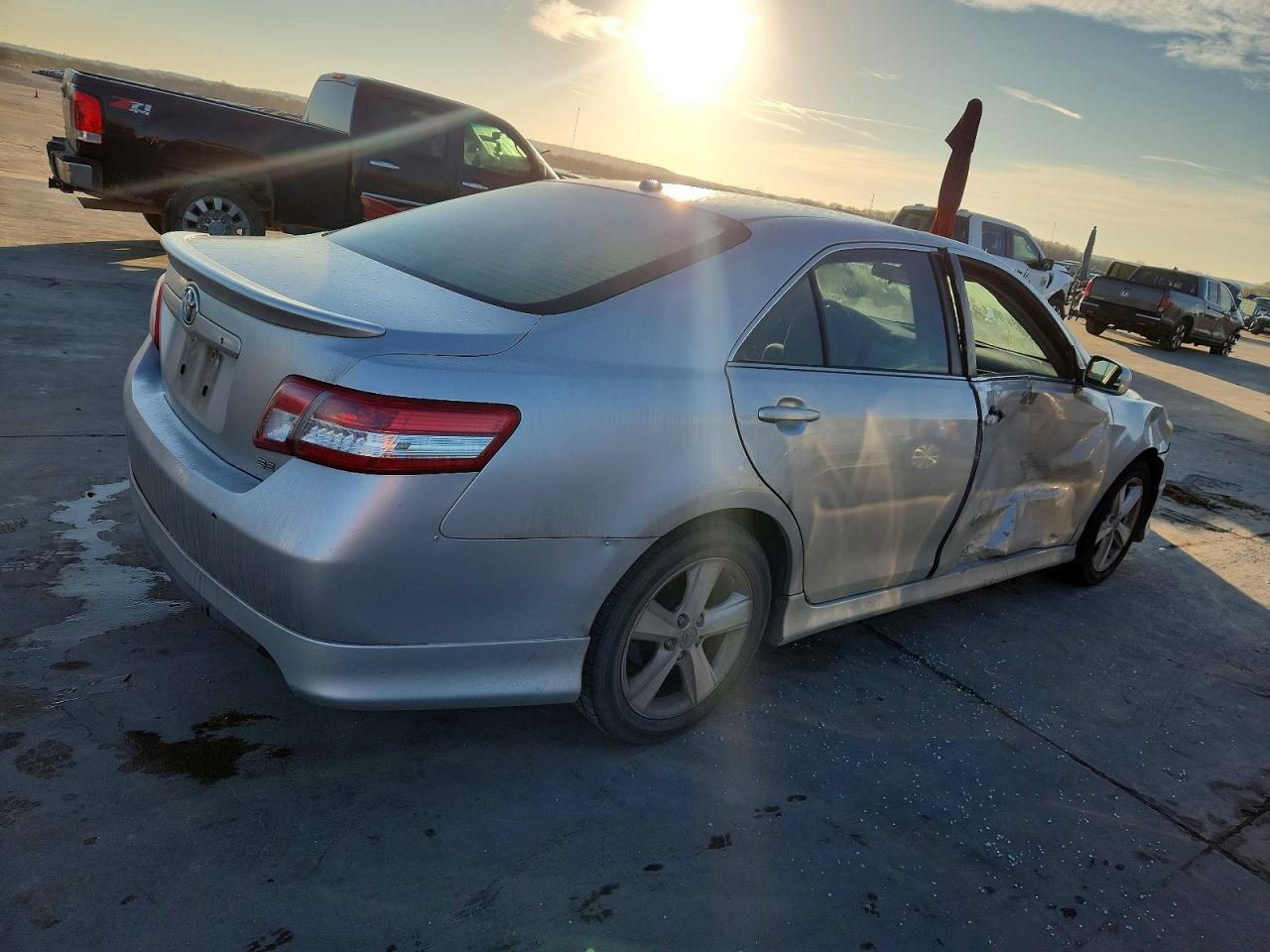 2011 TOYOTA CAMRY BASE photo 3