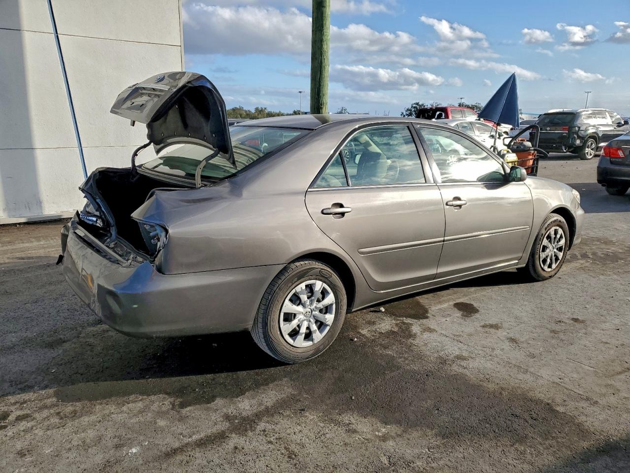 2005 TOYOTA CAMRY LE photo 3