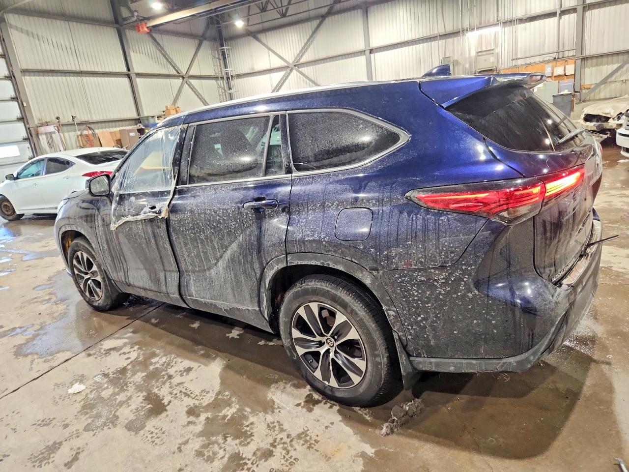 2021 TOYOTA HIGHLANDER XLE photo 2
