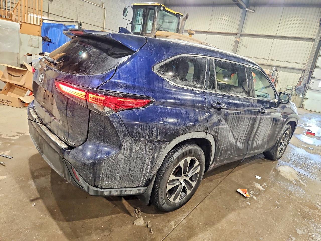 2021 TOYOTA HIGHLANDER XLE photo 3