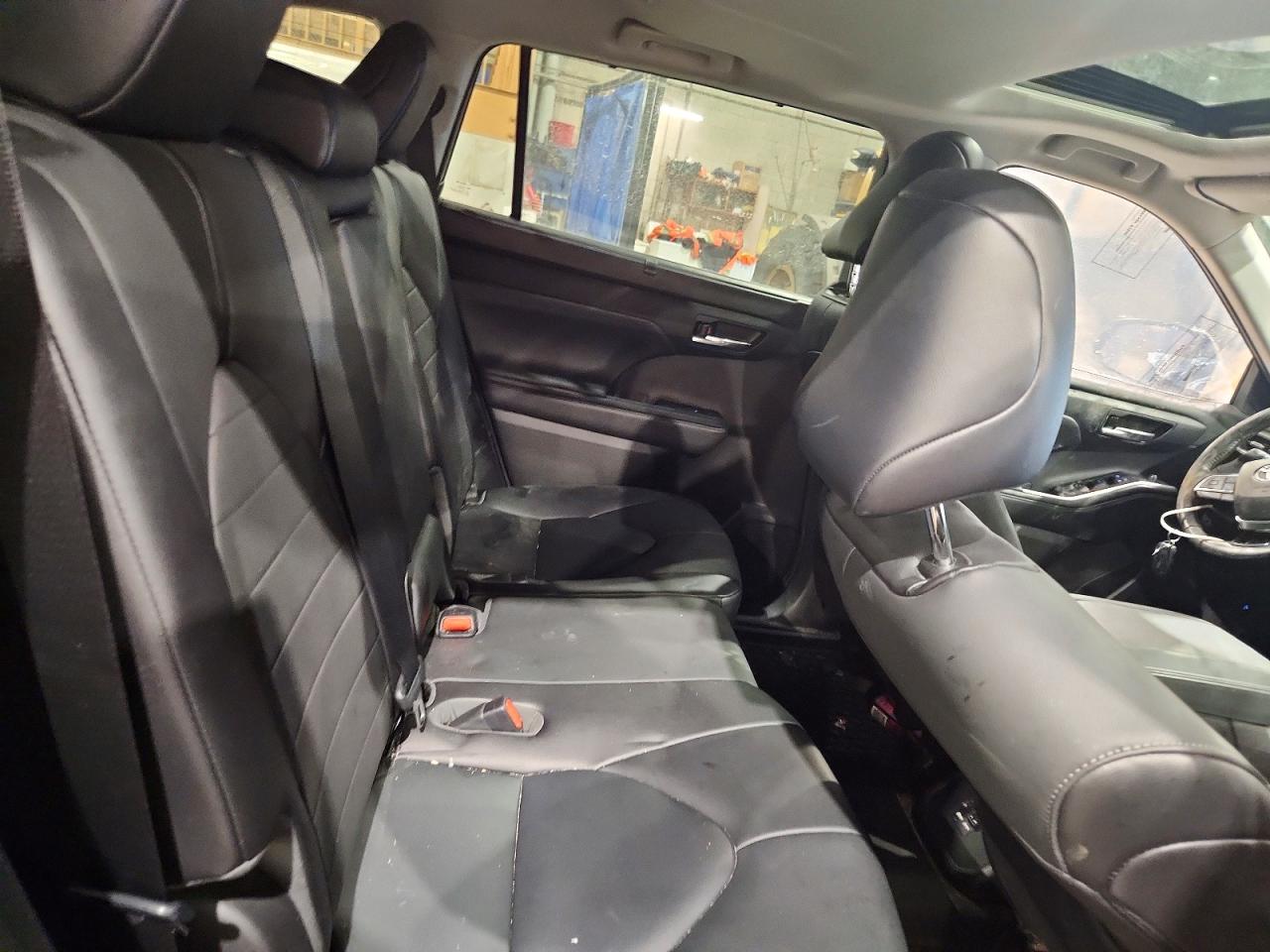 2021 TOYOTA HIGHLANDER XLE photo 10