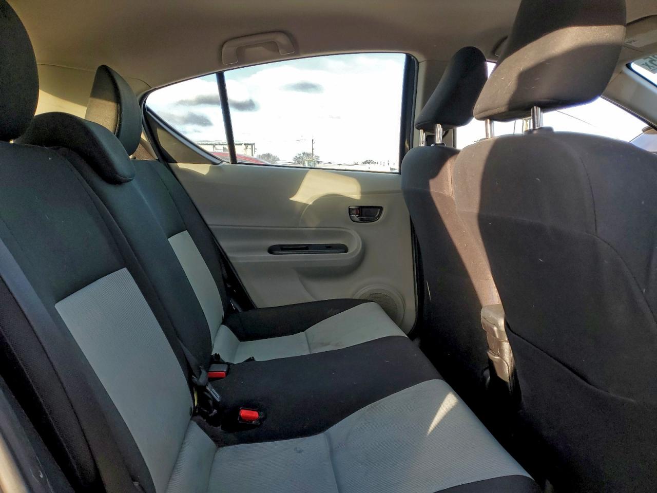 2014 TOYOTA PRIUS C photo 10