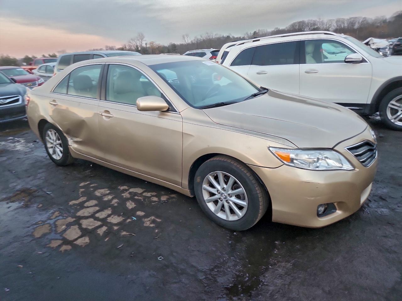 2011 TOYOTA CAMRY SE photo 7