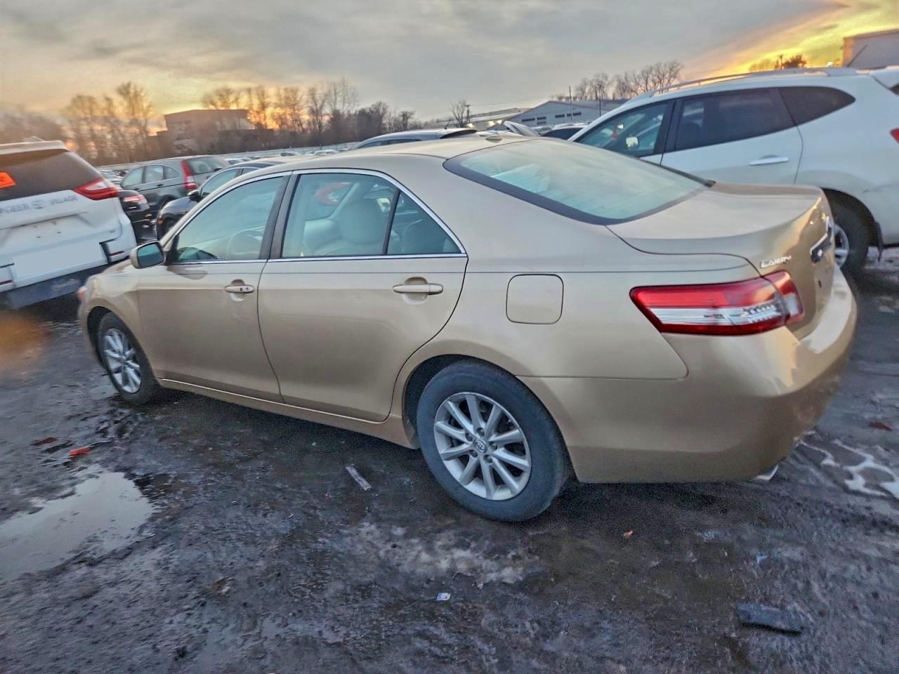 2011 TOYOTA CAMRY SE photo 3