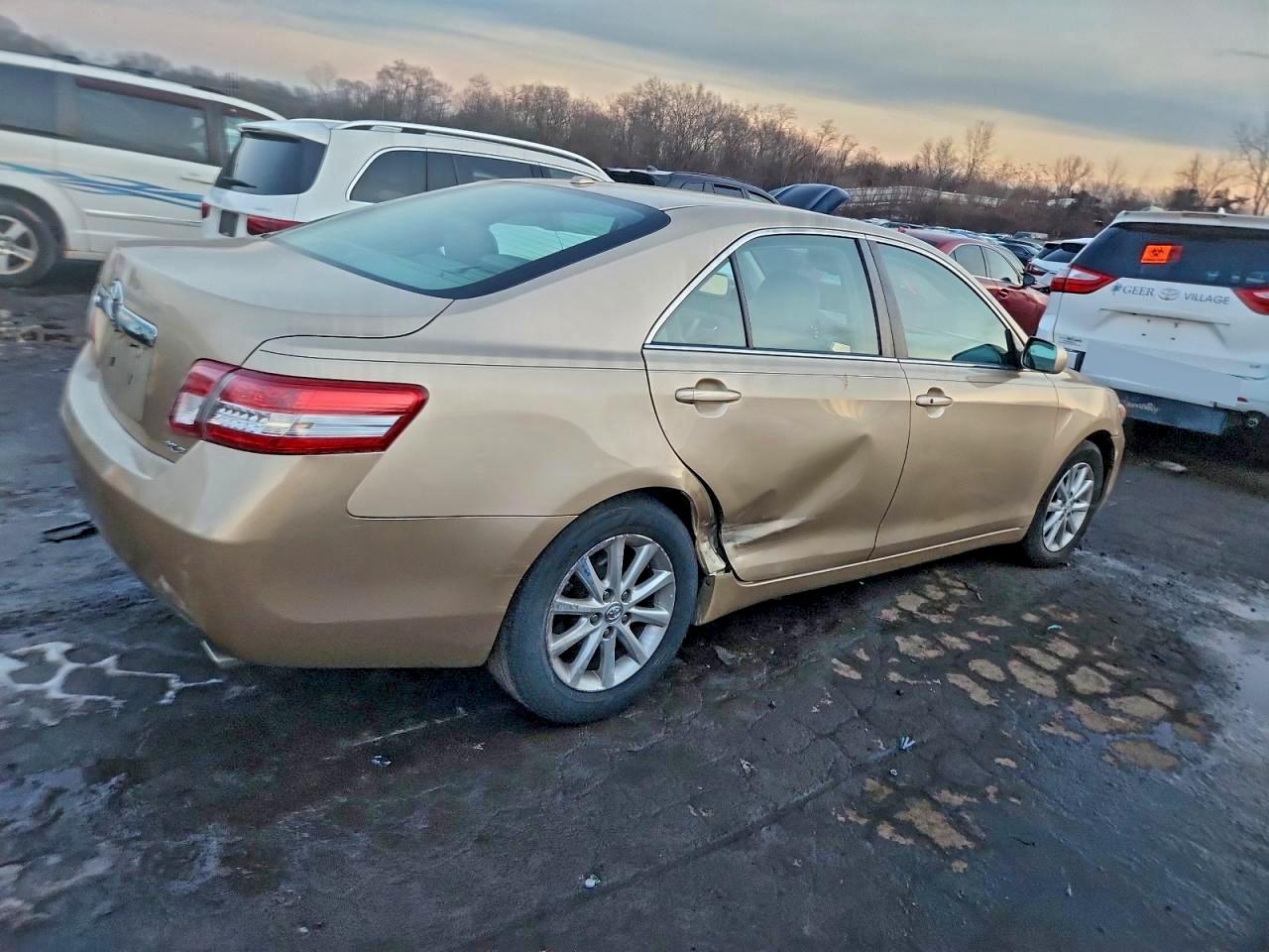 2011 TOYOTA CAMRY SE photo 5
