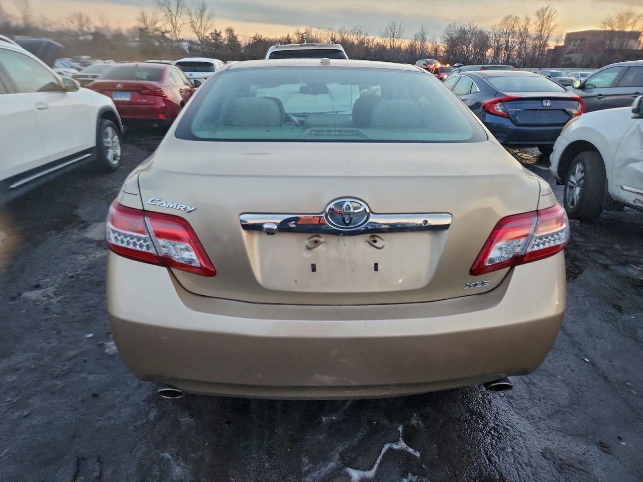 2011 TOYOTA CAMRY SE photo 11