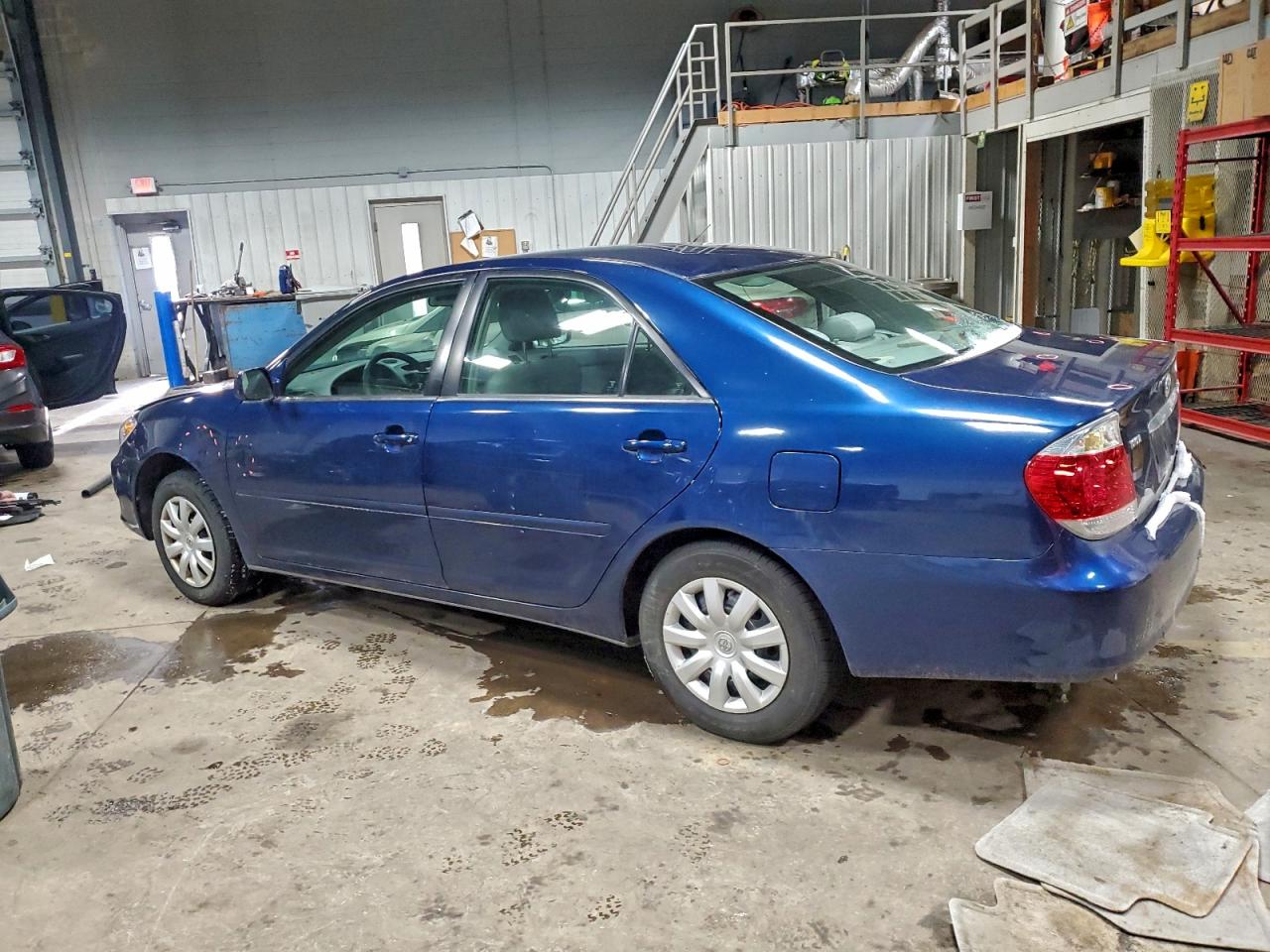 2005 TOYOTA CAMRY LE photo 2