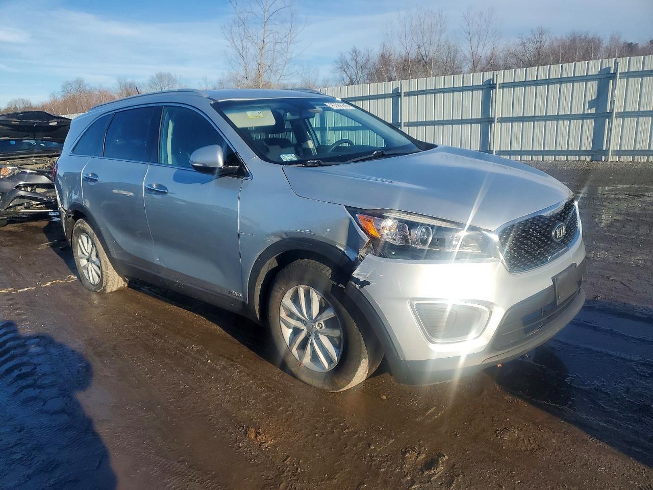 2017 KIA SORENTO LX photo 4