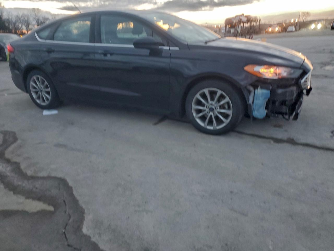 2017 FORD FUSION SE photo 4