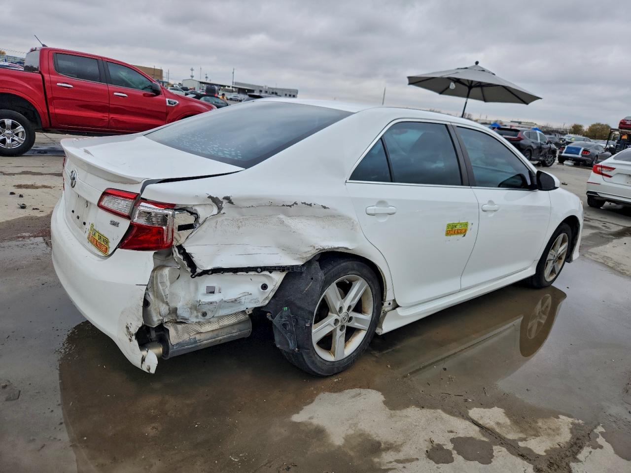 2014 TOYOTA CAMRY SE photo 3