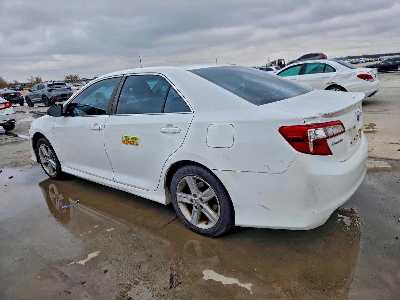 2014 TOYOTA CAMRY SE photo 2