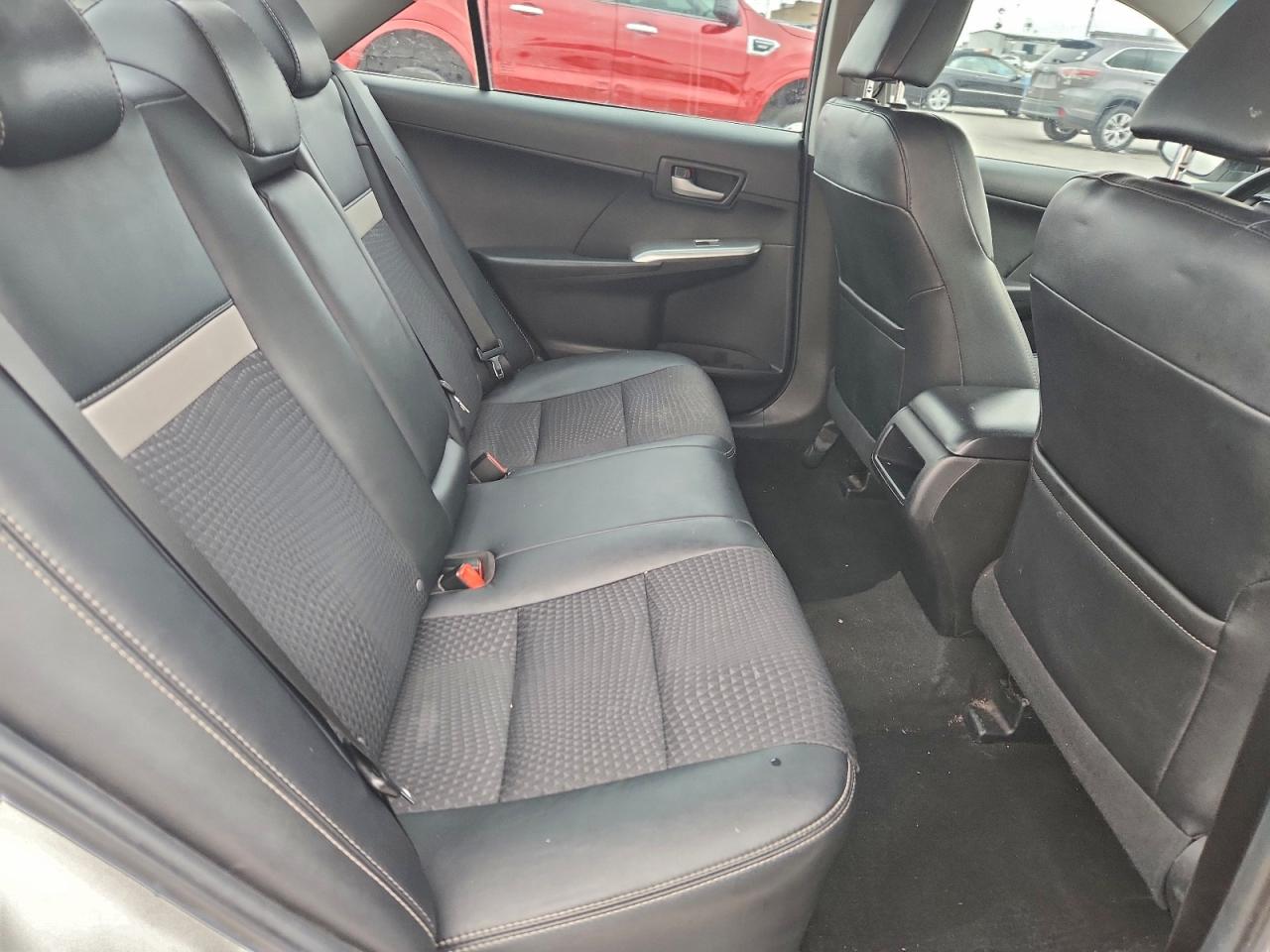 2014 TOYOTA CAMRY SE photo 10