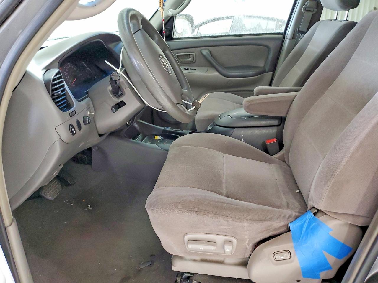 2004 TOYOTA SEQUOIA SR5 photo 13